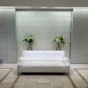 3階披露宴の新郎新婦が座るソファ。