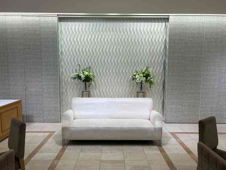 3階披露宴の新郎新婦が座るソファ。