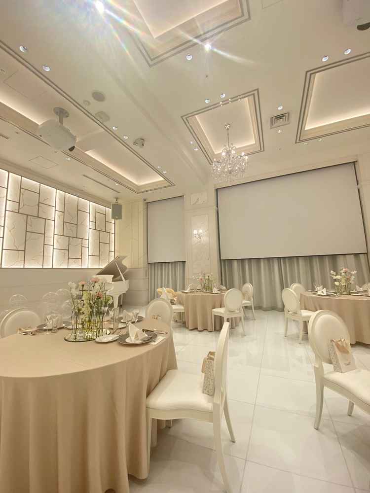 高級感のある広々としたパリスの披露宴会場。プロジェクションマッピングもできる。