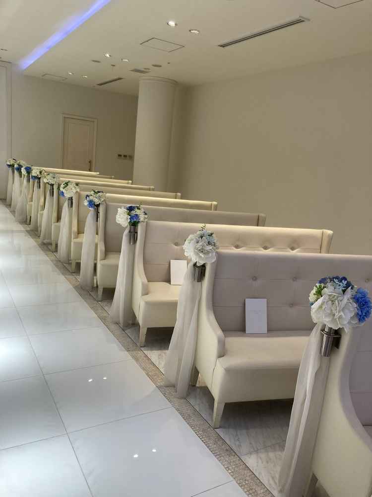 参列席　席と席の間隔の幅が広くて良い