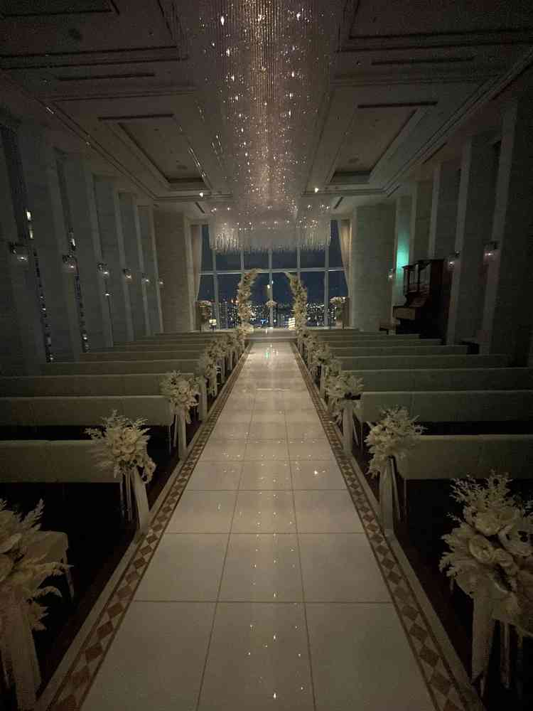 夜はシャンデリアや天然石、夜景が映えるようにあえて暗くしているとのこと