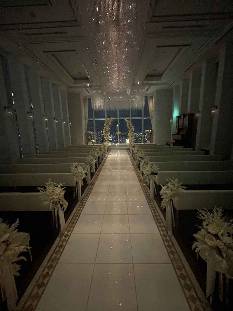 夜はシャンデリアや天然石、夜景が映えるようにあえて暗くしているとのこと