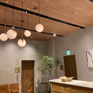 高い天井と洗練された照明が魅力のロビースペース。