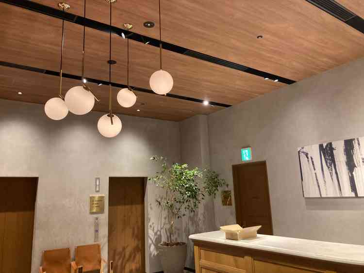 高い天井と洗練された照明が魅力のロビースペース。