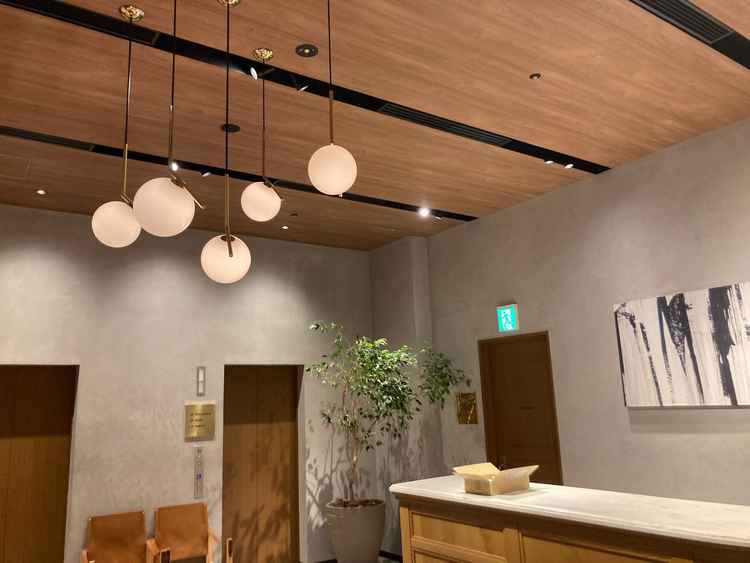 高い天井と洗練された照明が魅力のロビースペース。