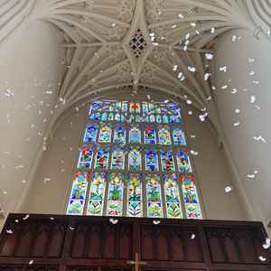 ステンドグラスとフェザーシャワー