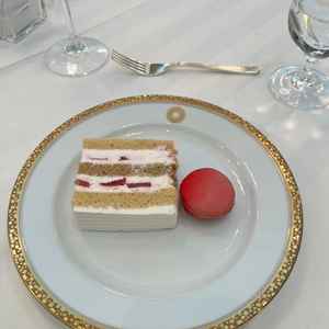 試食でいただいたケーキ、マカロンです。