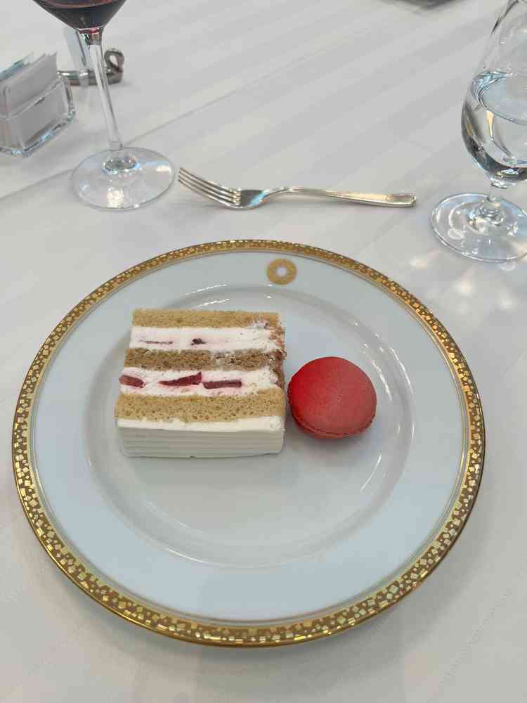 試食でいただいたケーキ、マカロンです。