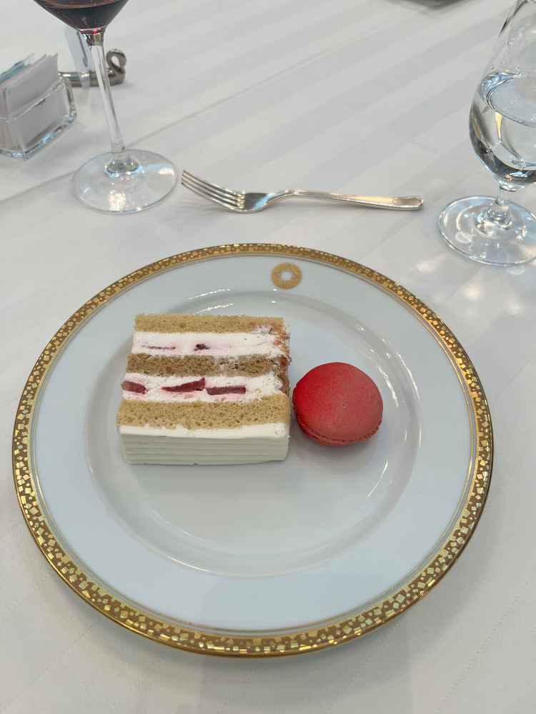 試食でいただいたケーキ、マカロンです。