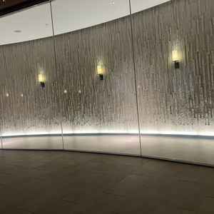 バージンロードが珍しく、ガラス張りで、新婦と新婦の父親が歩いてる姿を、横向きから見ることができる。