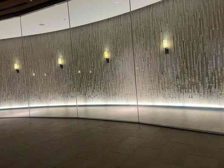 バージンロードが珍しく、ガラス張りで、新婦と新婦の父親が歩いてる姿を、横向きから見ることができる。