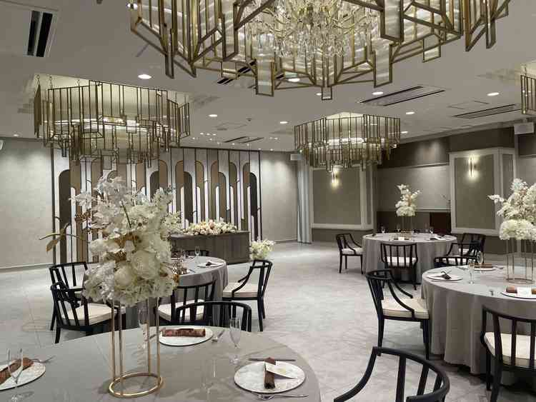 明るくて白くてアットホームな雰囲気の会場。