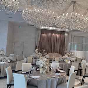 白基調の披露宴会場は、落ち着いていてプロジェクターの演出も素敵でした。