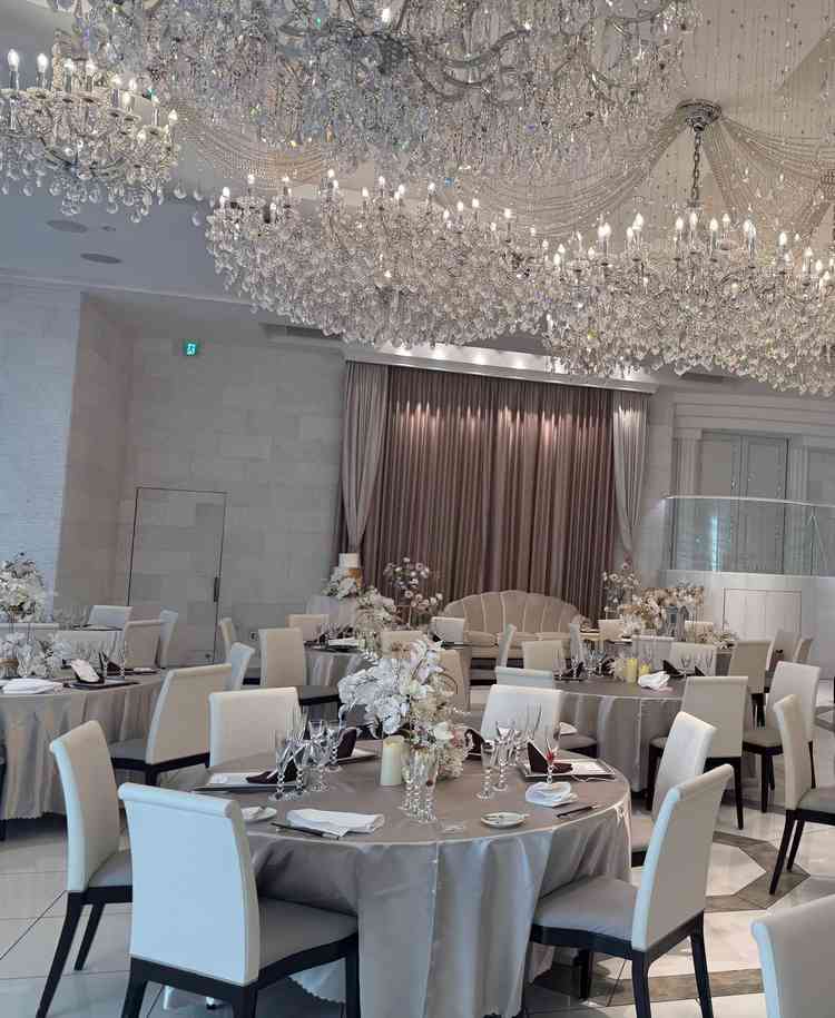 白基調の披露宴会場は、落ち着いていてプロジェクターの演出も素敵でした。