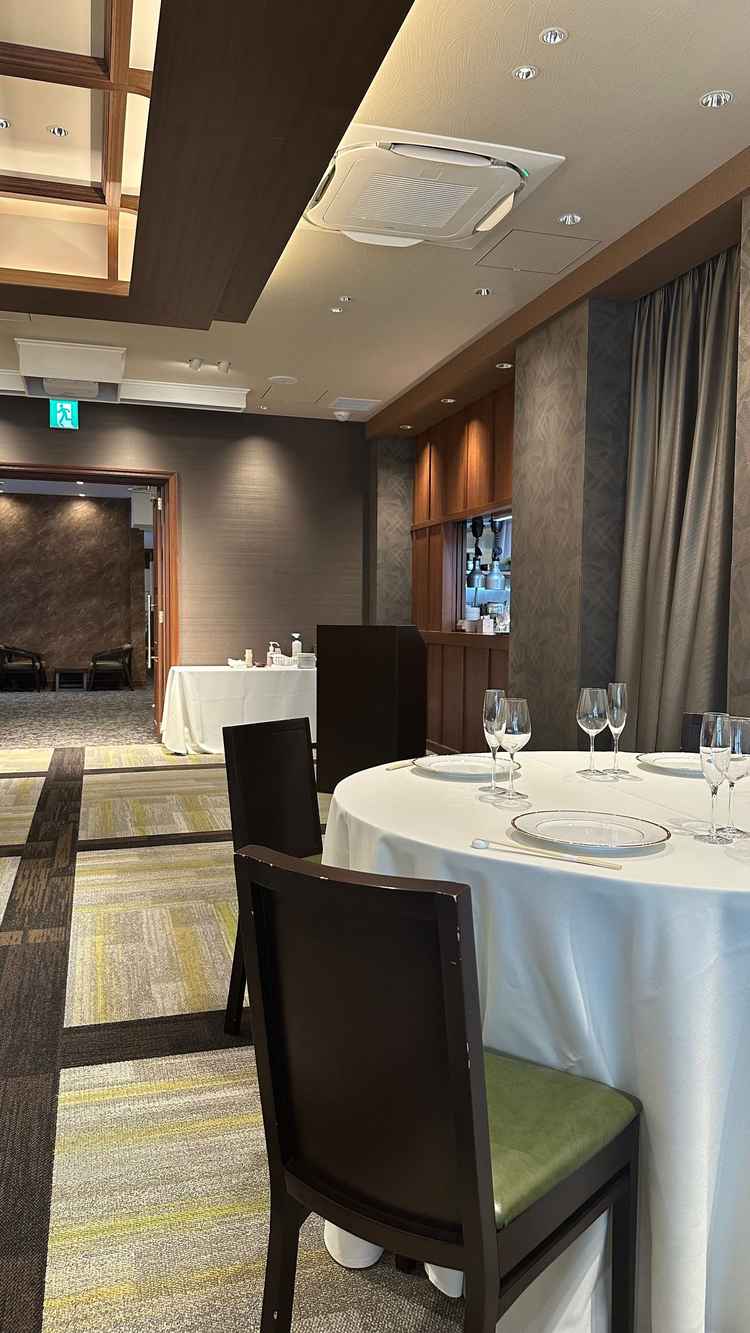 披露宴会場の写真。落ち着いた雰囲気。