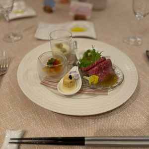 前菜の料理を頂いた時の写真で、彩り、味ともに大満足であった。
