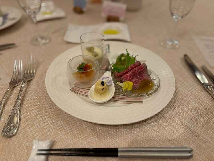 前菜の料理を頂いた時の写真で、彩り、味ともに大満足であった。