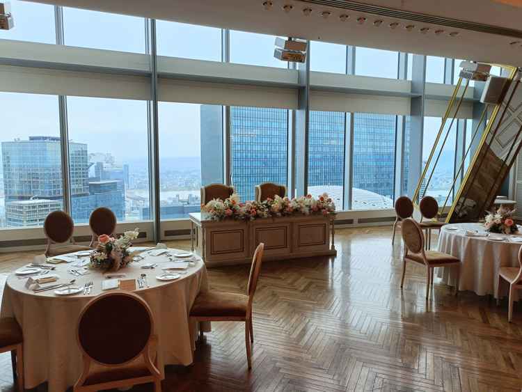 披露宴会場は眺めも抜群でとても明るい。ドリンクもたくさんの種類から選べるそう。