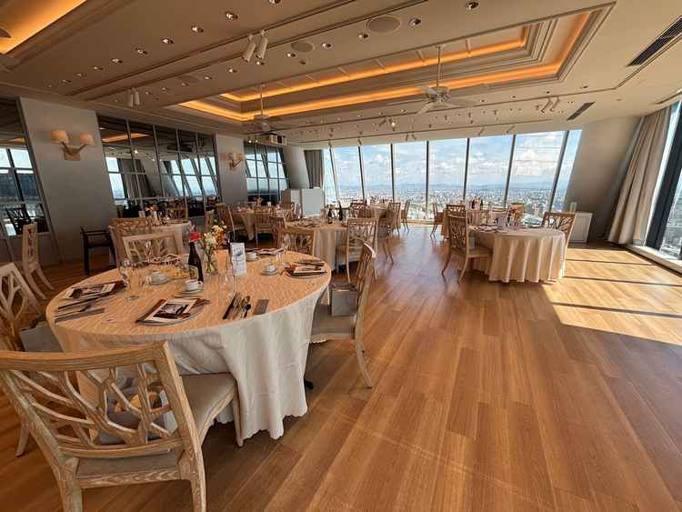 披露宴会場。奥行きがあり、圧迫感がなかった。