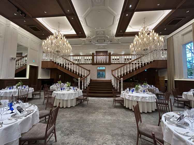 階段付きで正面から入場できる珍しい披露宴会場「ザ ガーデンスイート」