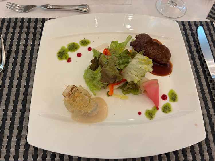 魚料理と肉料理をワンプレートで試食でき、ソースにもこだわりが感じられ、とても美味しかったです。