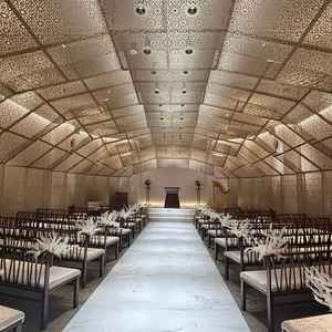 素敵なデザインのチャペルでした。ライトの明るさによって雰囲気を変えられる点も魅力的です。