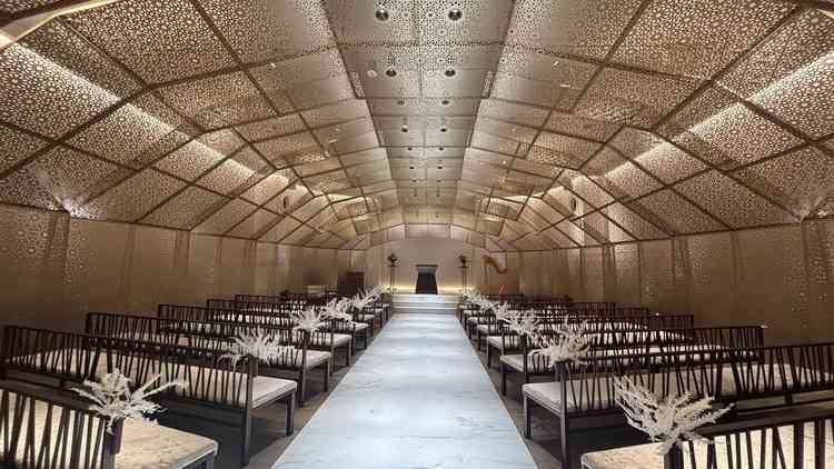 素敵なデザインのチャペルでした。ライトの明るさによって雰囲気を変えられる点も魅力的です。