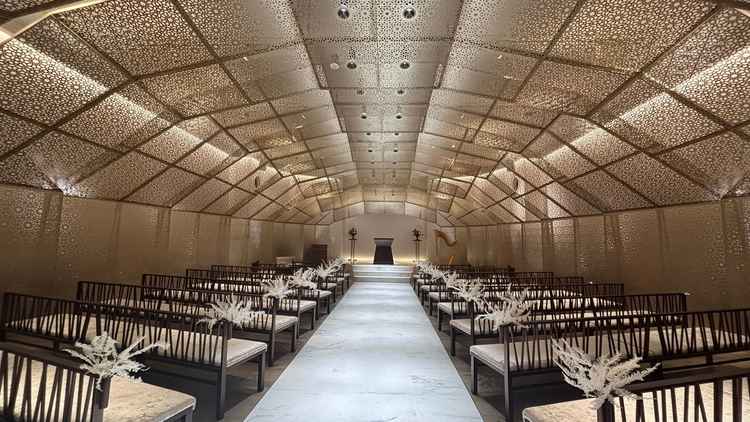 素敵なデザインのチャペルでした。ライトの明るさによって雰囲気を変えられる点も魅力的です。