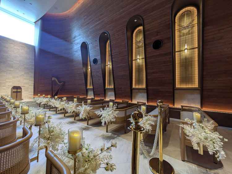 チャペルの後方からの景色です。光が差込む神々しさと、木の暖かみのある素敵なチャペルでした。