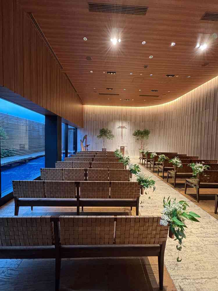 曇りでも明るいチャペルです。隣のウォーターテラスで写真撮影ができるそうです。