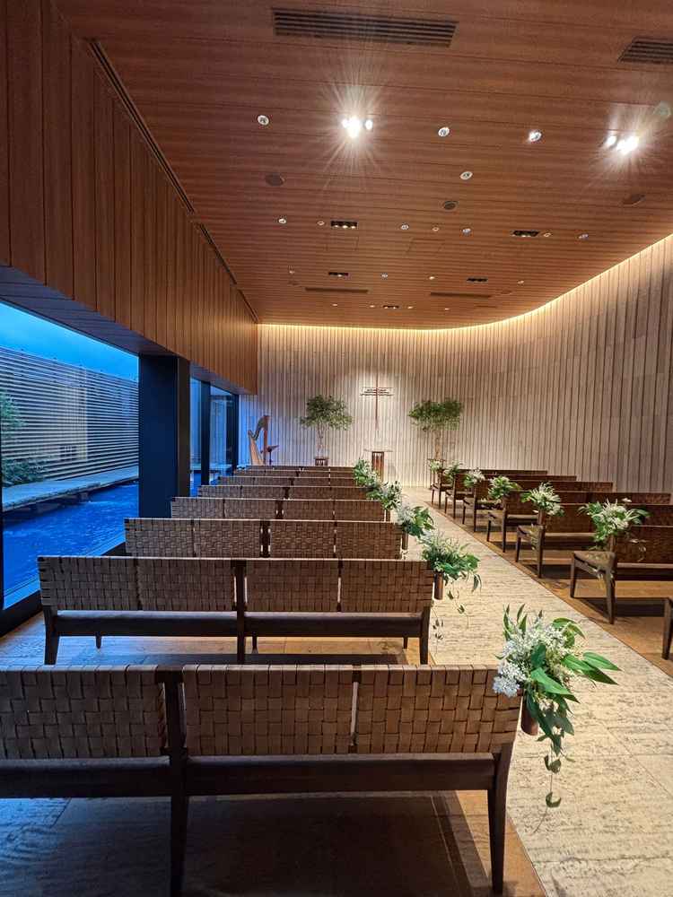 曇りでも明るいチャペルです。隣のウォーターテラスで写真撮影ができるそうです。