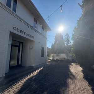 結婚式場に入った入口、ゲストの方がはじめに入られる受付のある建物の入り口