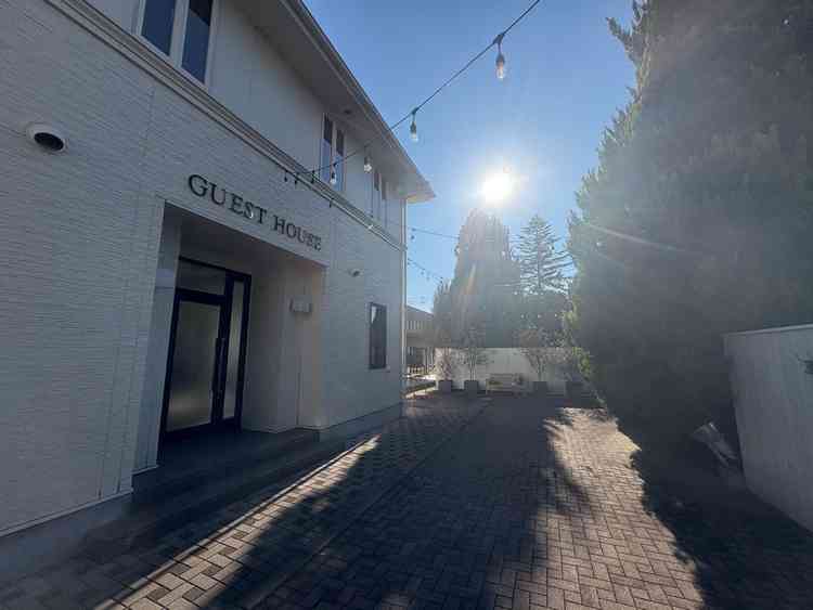 結婚式場に入った入口、ゲストの方がはじめに入られる受付のある建物の入り口