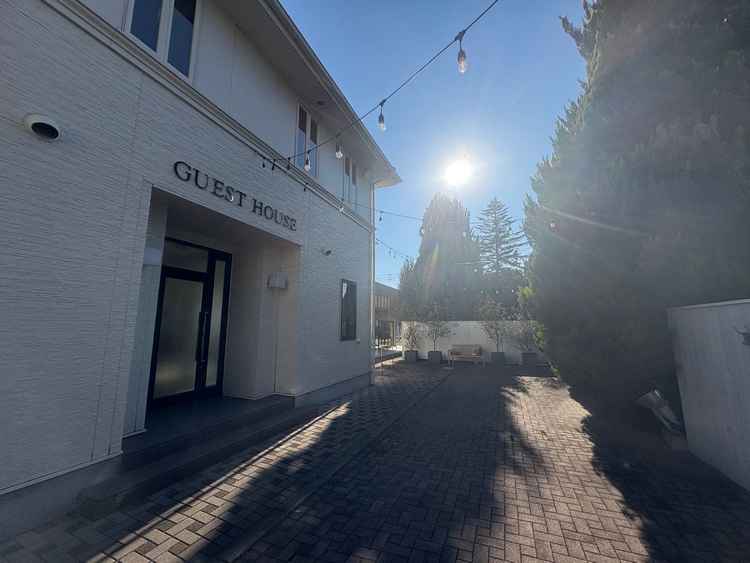 結婚式場に入った入口、ゲストの方がはじめに入られる受付のある建物の入り口