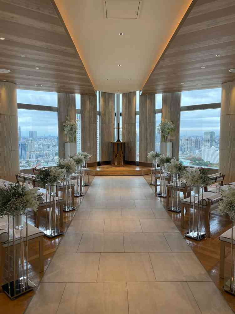 地上110Mにあるチャペル。前面がガラス張りで、後方が鏡張りになっているので、自然光が入りやすい。