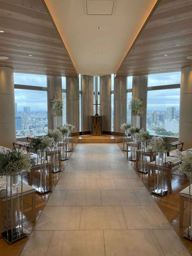 地上110Mにあるチャペル。前面がガラス張りで、後方が鏡張りになっているので、自然光が入りやすい。