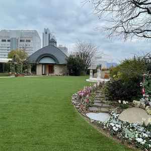 外のお庭とチャペルの外観。横に通路があるので、雨になっても濡れずにチャペルに入れます。