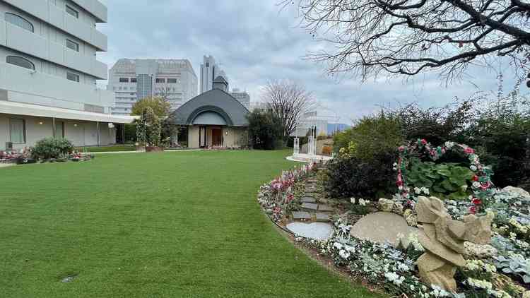 外のお庭とチャペルの外観。横に通路があるので、雨になっても濡れずにチャペルに入れます。