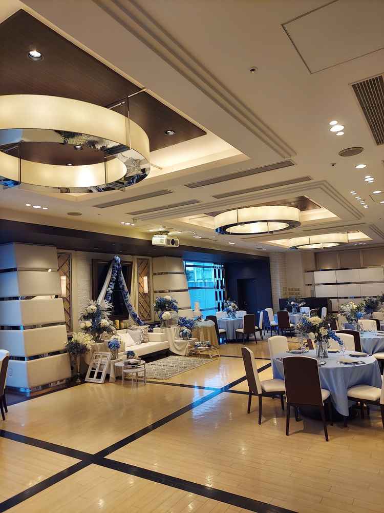 ニューヨークスイートの披露宴会場の写真。装花が華やかでブルーを基調としていて綺麗だった。