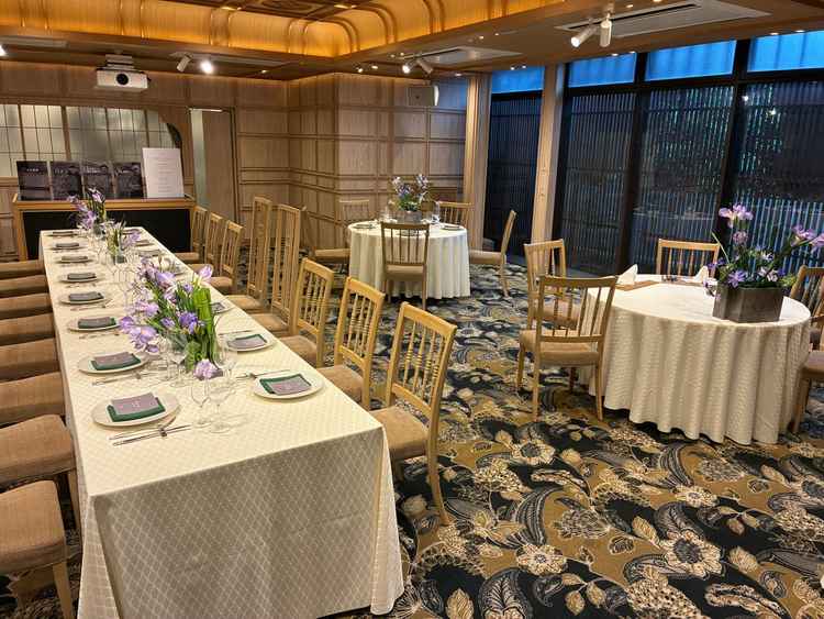 ちょうど良いサイズ感の披露宴会場です。参列者全員の顔が見えて楽しい時間が過ごせると思います。