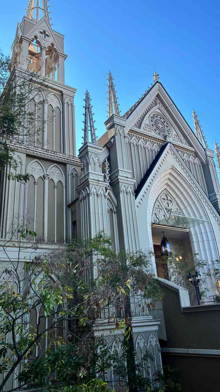 チャペル外観。桜木町は景観エリアのため電線や電柱がなく、白基調の外観がより美しく映えていました。