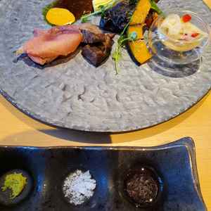 試食の料理です。料理はどれも美味しく、凝っていました。飲み物も美味しかったです。