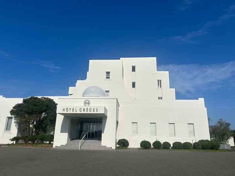 外観です。写真通り白基調のTHE結婚式場という感じでした。