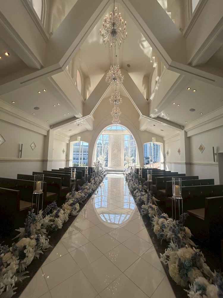 チャペルは厳か過ぎず、白基調で自然光が入るのでとてもキレイです！オプションで外に風船を飛ばす事も可能