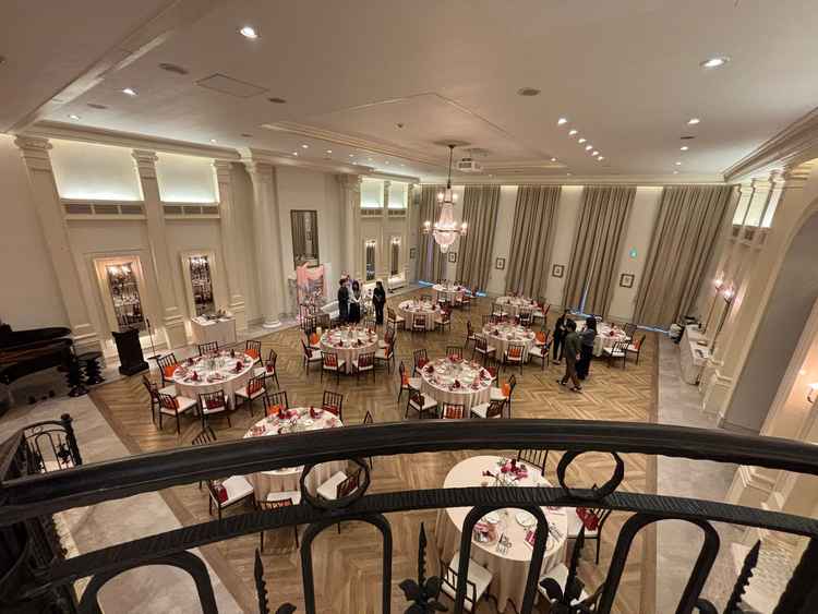 階段の上から見た披露宴会場