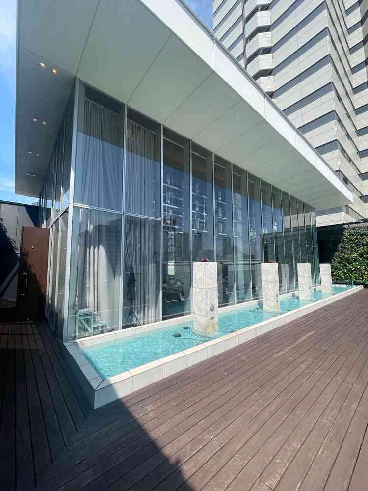 おしゃれで綺麗な挙式会場でした。ロールカーテンが上がるのも素敵でした。