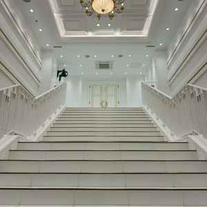 天候を気にすることなく室内で完結できる工夫が随所にあり、フラワーシャワーも室内に大階段がありました！