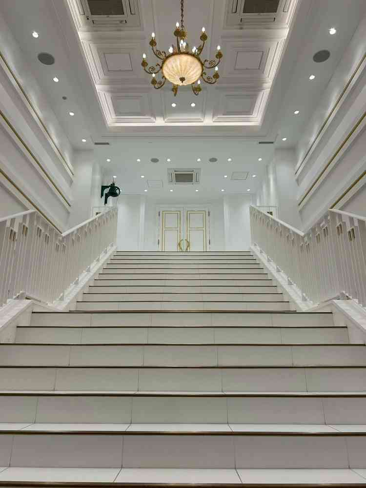 天候を気にすることなく室内で完結できる工夫が随所にあり、フラワーシャワーも室内に大階段がありました！