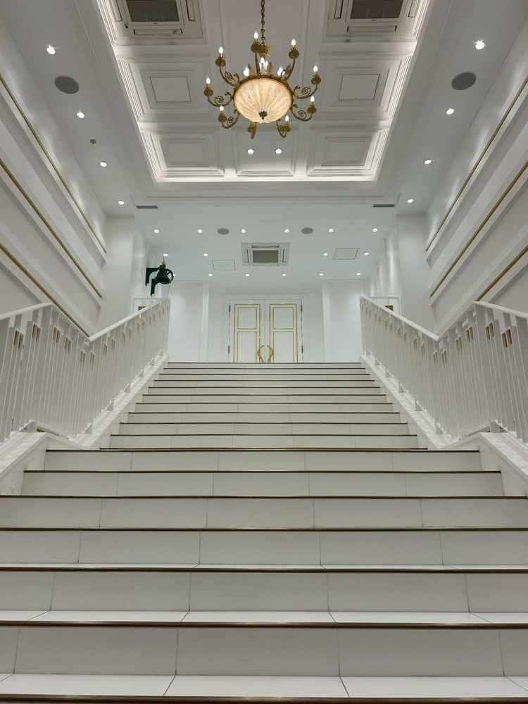 天候を気にすることなく室内で完結できる工夫が随所にあり、フラワーシャワーも室内に大階段がありました！