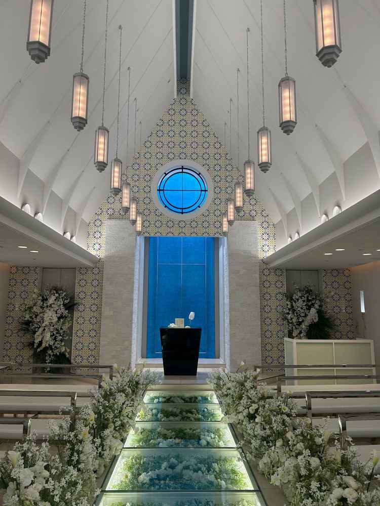 白基調で自然光が一部分だけ取り入れられており、とても幻想的でした。